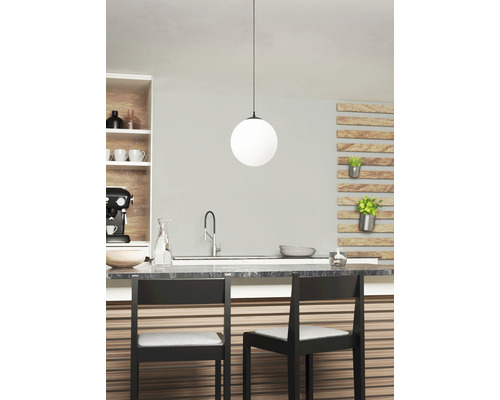 Moderní kuchyně se závěsným svítidlem, dřezem a barovými stoličkami