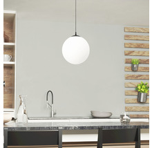 Závěsné svítidlo s kulatým bílým skleněným globusem v kuchyni