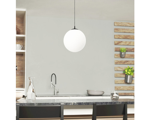 Závěsné svítidlo s kulatým bílým skleněným globusem v kuchyni