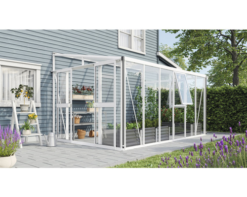 Skleník s rostlinami a zahradními doplňky na terase