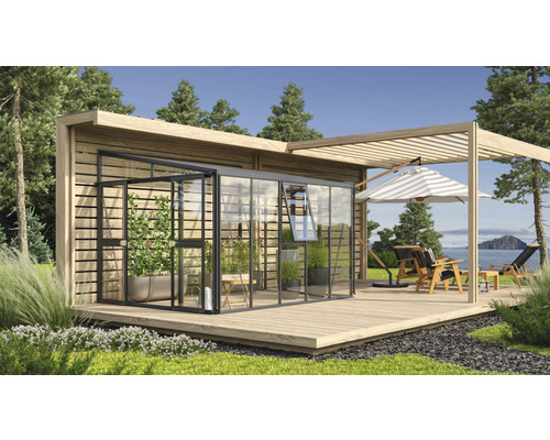 Skleník se skleněnými prvky a dřevěným rámem na terase se zahradním nábytkem pod slunečníkem