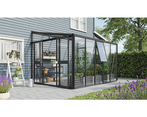 Skleník s policí na rostliny, rostlinami a zahradním příslušenstvím