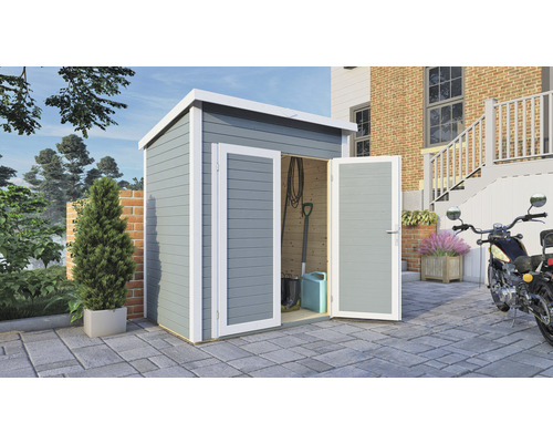 Zahradní kůlna s otevřenými dvoukřídlými dveřmi na dlážděném povrchu