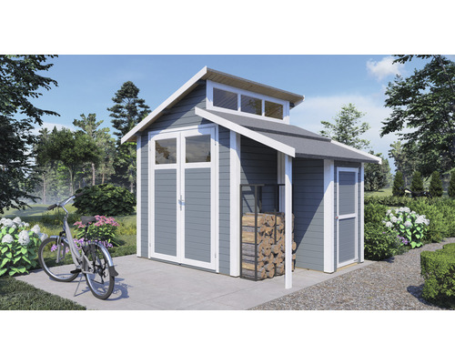 Zahradní domek s koly a regálem na dřevo na zahradě.