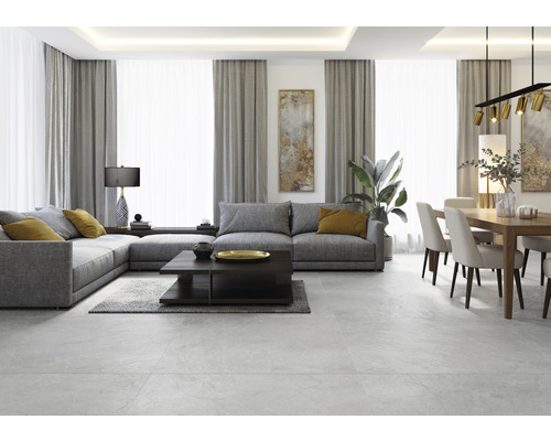 Obývací pokoj s šedou rohovou sedačkou, konferenčním stolkem, jídelním stolem a židlemi