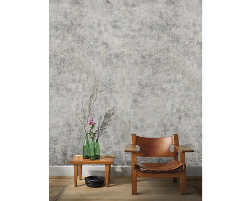 Pokoj s šedou tapetou s betonovým vzhledem, dřevěný stůl, skleněné vázy a dřevěná židle