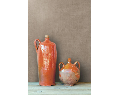 Dvě hliněné džbány s uchem na stole