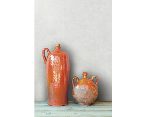 Dvě terakotové džbány na dřevěném stole