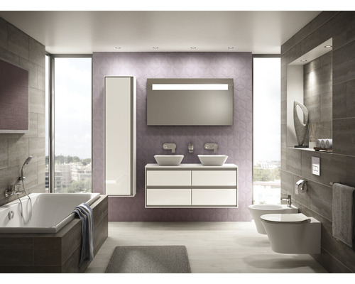 Moderní koupelna s vanou, umyvadlem, zrcadlem, toaletou a bidetem