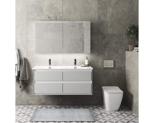 Moderní koupelna s umyvadlovou skříňkou, zrcadlovou skříňkou a toaletou