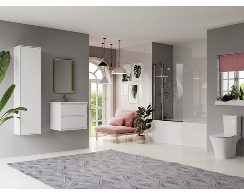 Moderní koupelna s umyvadlem, zrcadlovou skříňkou, toaletou a vanou se sprchovou zástěnou