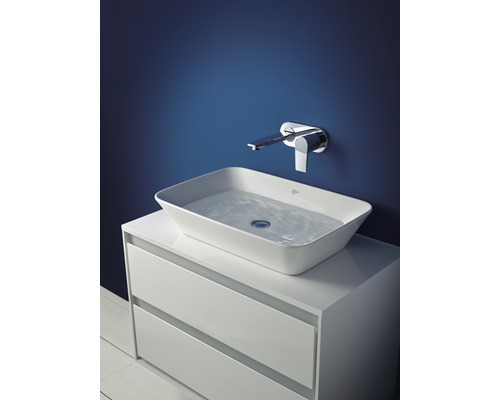 Umyvadlo se skříňkou a baterií v koupelně