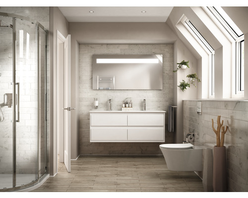 Světlá koupelna se sprchou, umyvadlem, zrcadlem a toaletou pod střešními okny