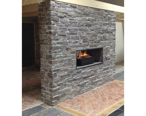 Dekorativní kamenná zeď s integrovaným elektrickým krbem do interiéru