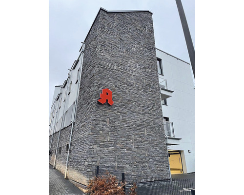 Budova s kamennou zdí a označením lékárny