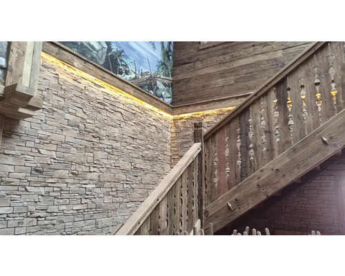 Dřevěné schodiště s kamennou zdí a nástěnnou malbou