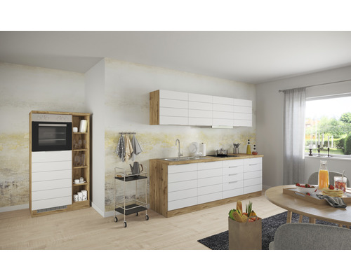 Světlá kuchyně s kuchyňskými skříňkami a elektrickými spotřebiči