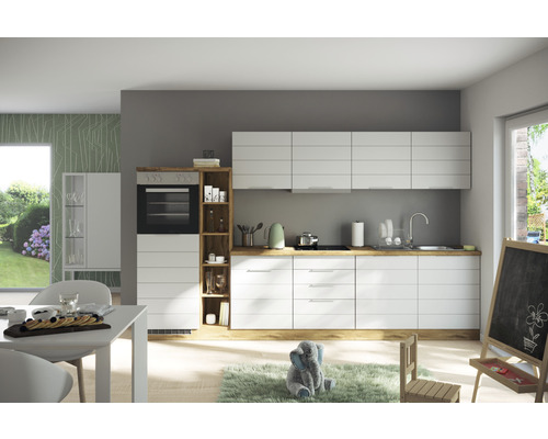 Světlá kuchyně s bílými skříňkami, dřevěnými povrchy a elektrickým sporákem