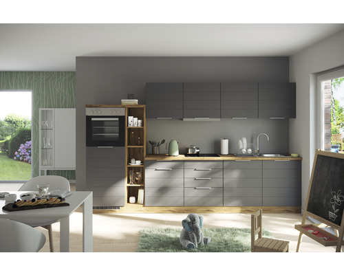 Moderní šedá kuchyně s dřevěnou pracovní deskou a různými kuchyňskými spotřebiči.