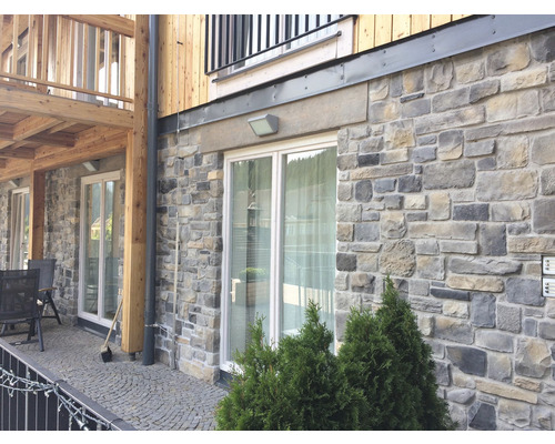 Fasáda s obkladem z přírodního kamene a okny