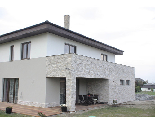 Moderní dvoupodlažní dům s kamenným obkladem a dřevěnou terasou
