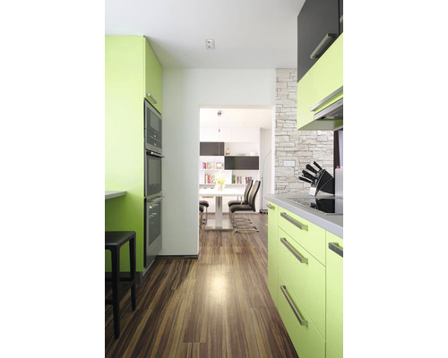 Moderní kuchyně se zelenými skříňkami a dřevěnou podlahou