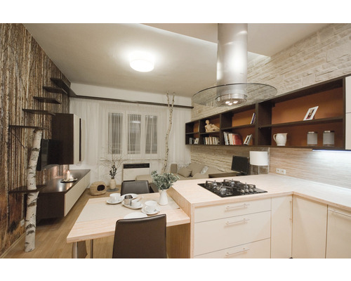 Světlý byt se schodištěm, obývacím pokojem, jídelnou a kuchyní