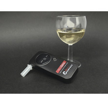 Digitální alkohol tester se sklenicí bílého vína