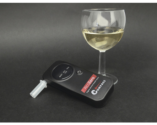 Digitální alkohol tester se sklenicí bílého vína
