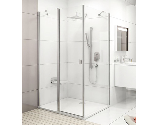 Moderní sprchový kout se skleněnými stěnami a sprchovou hlavicí ve světlé koupelně.