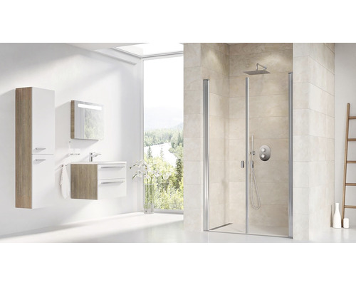 Světlá koupelna se sprchovým koutem, skříňkou pod umyvadlo, zrcadlovou skříňkou a vysokou skříňkou