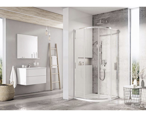 Moderní koupelna se sprchovým koutem, umyvadlem a žebříkovým regálem