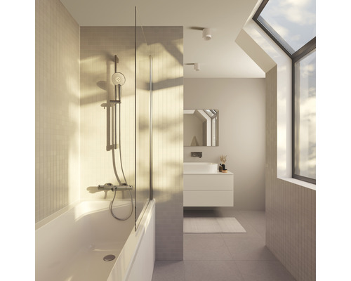 Světlá koupelna s vanou, skleněnou sprchovou zástěnou a střešním oknem