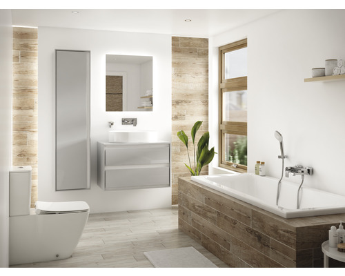 Světlá koupelna s vanou, umyvadlovou skříňkou, toaletou a zrcadlem