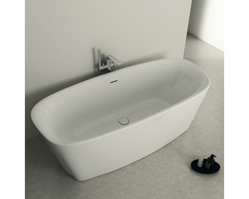 Volně stojící vana s armaturou v koupelně.