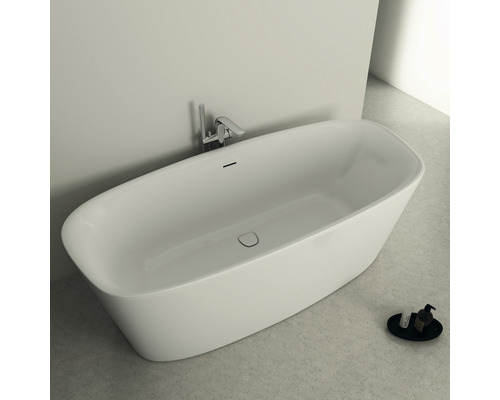 Volně stojící vana s armaturou v koupelně.