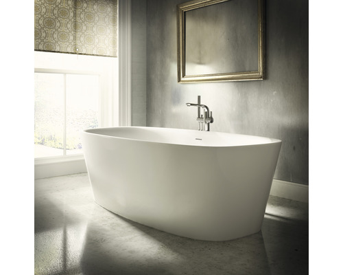 Volně stojící vana ve světlé koupelně s oknem