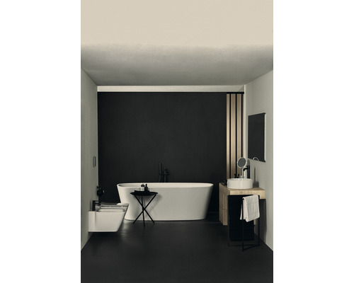 Koupelna s volně stojící vanou, bidetem a umyvadlem se zrcadlem