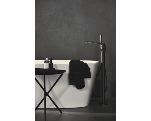 Koupelna s vanou, baterií a odkládacím stolkem