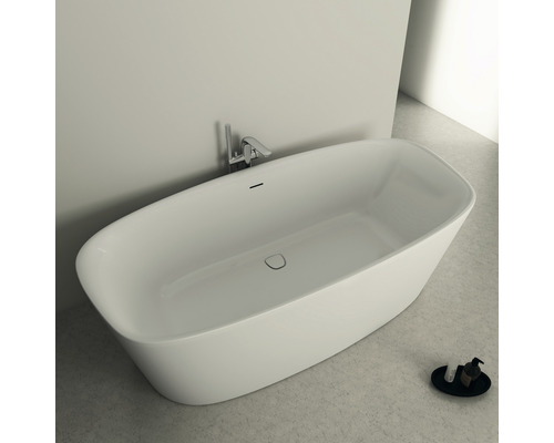 Volně stojící vana s baterií v koupelně