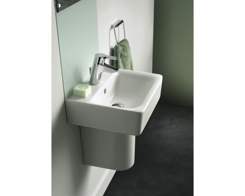 Umyvadlo s baterií, ručníkem a mýdlem v koupelně