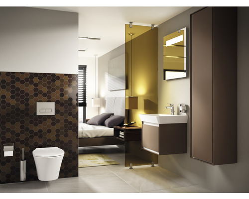 Design koupelny s toaletou, umyvadlem a zrcadlem v moderním stylu