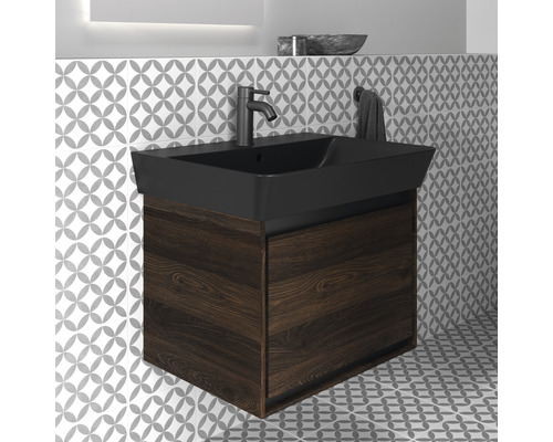 Umyvadlová sestava s umyvadlovou skříňkou ve vzhledu dřeva a černým umyvadlem