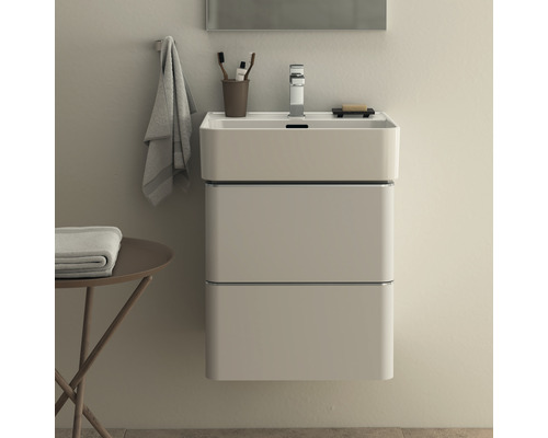 Umyvadlo se dvěma zásuvkami a baterií v koupelně