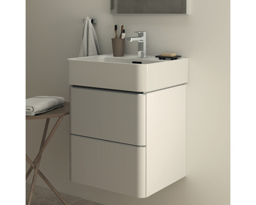 Umyvadlo se skříňkou a dvěma zásuvkami v koupelně