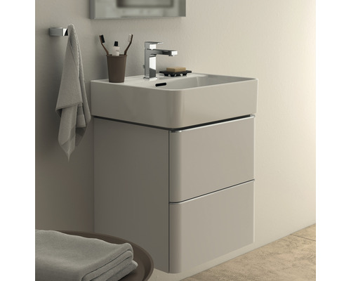 Skříňka pod umyvadlo s umyvadlem a dvěma zásuvkami v koupelně