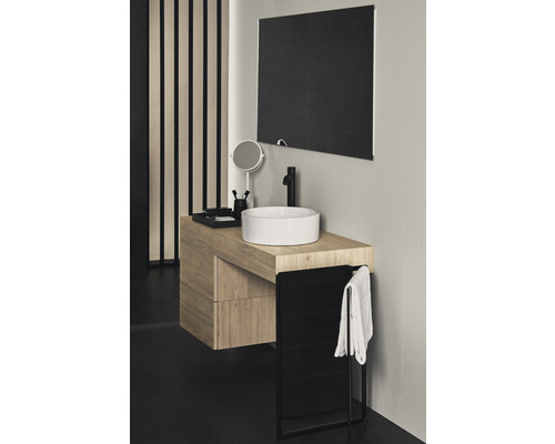 Moderní koupelna s umyvadlovou skříňkou, umyvadlem na desku a zrcadlem