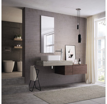Koupelna s umyvadlem, zrcadlem, skříňkou pod umyvadlo, toaletou a bidetem v moderním designu.