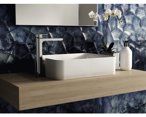 Moderní koupelna s obdélníkovým umyvadlem na desku, baterií a dřevěnou policí