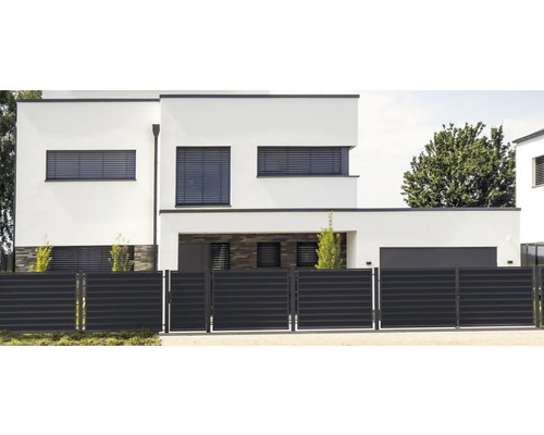 Moderní dům s vodorovným lamelovým plotem